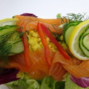 Smørbrødkake m/røkt ørret og eggerøre